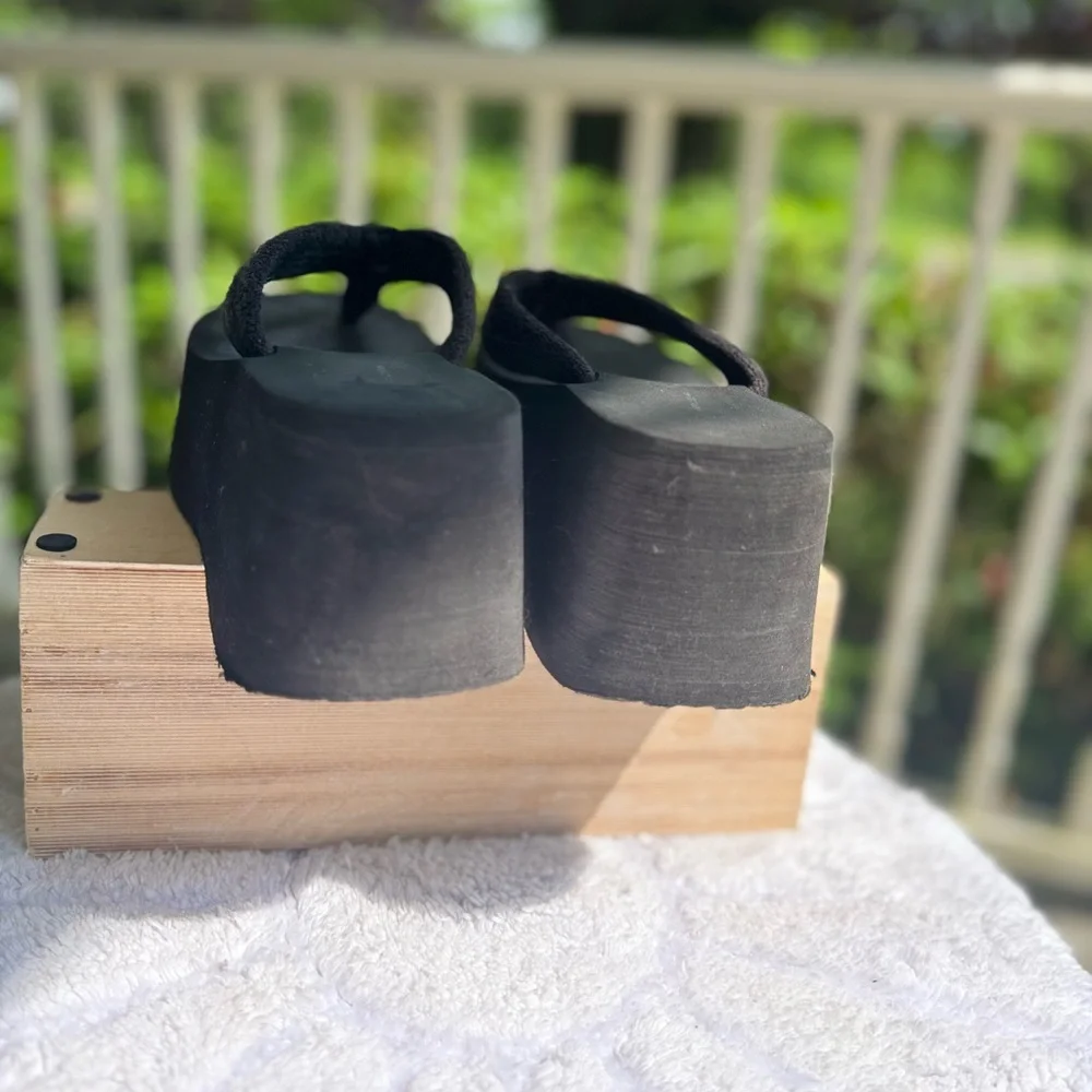 Vintage Black Y2K/90’s Xhilaration Platform Sandals